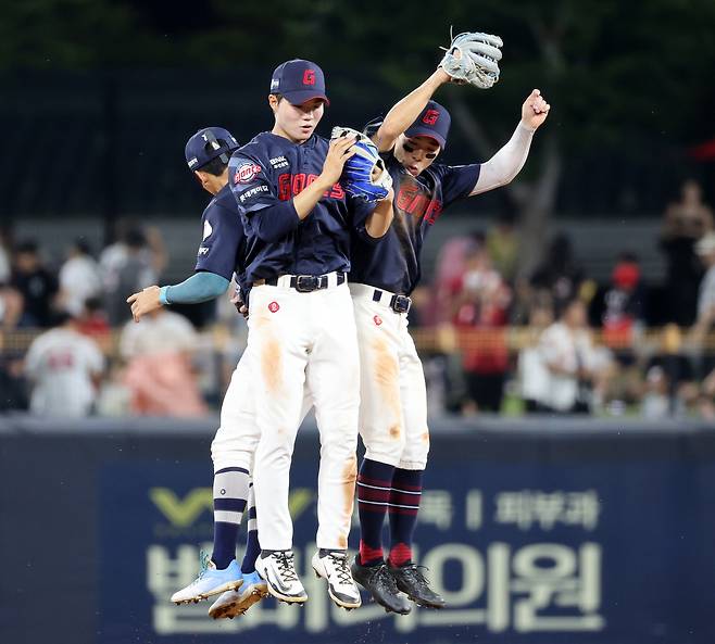 6일 광주기아챔피언스필드에서 열린 프로야구 롯데 자이언츠와 KIA 타이거즈의 경기. 롯데 선수들이 5-2로 승리를 하고 세리머니하고 있다. 연합뉴스