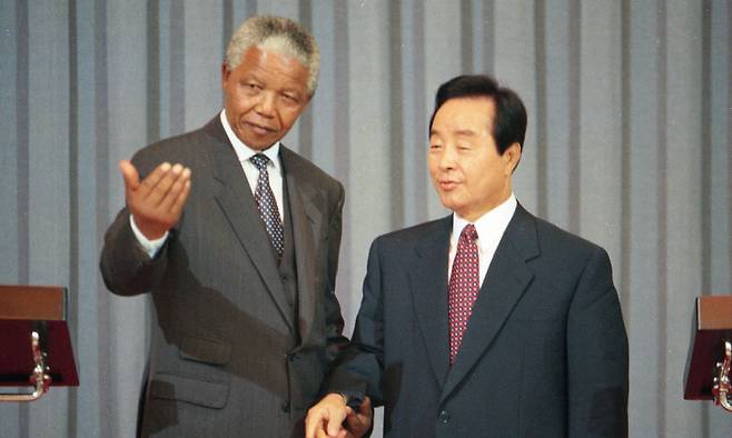 1995년 7월7일 한국을 국빈으로 방문한 넬슨 만델라 남아공 대통령(왼쪽)이 김영삼 대통령과의 정상회담 후 공동 기자회견을 하고 있다. 세계일보 자료사진
