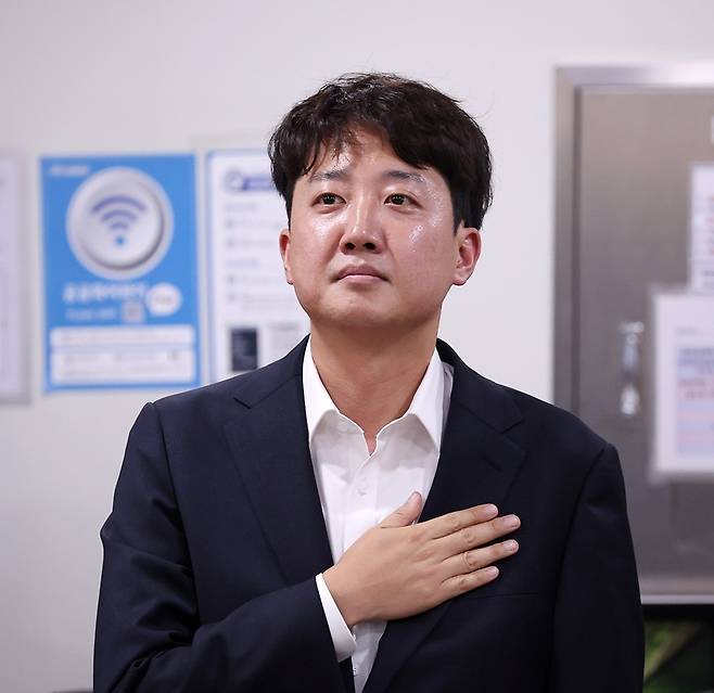 개혁신당 이준석 의원이 지난달 23일 오후 서울 여의도 국회 의원회관에서 열린 대선 평가 세미나에서 국민의례를 하고 있다. 뉴시스