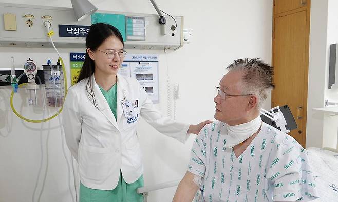 서울대병원 심장혈관흉부외과 박샘이나 교수(왼쪽)와 로봇 폐이식 수술을 받은 윤병섭 환자.&nbsp;&nbsp;서울대병원 제공