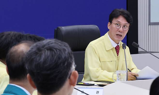 김민석 국무총리(오른쪽)가 7일 정부세종청사 중앙재난안전상황실을 찾아 여름철 재난 대비 상황을 점검하고 있다. 연합뉴스