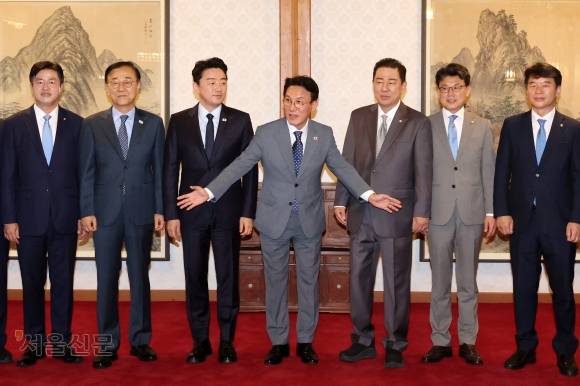 한자리에 모인 당정대 - 김민석 국무총리를 비롯한 당정 관계자들이 6일 서울 종로구 삼청동 국무총리 공관에서 이재명 정부 첫 고위당정협의회를 진행하기 전 기념촬영을 하고 있다. 왼쪽부터 박상혁 더불어민주당 수석대변인, 김윤덕 사무총장, 강훈식 대통령실 비서실장, 김 총리, 김병기 당대표 직무대행 겸 원내대표, 진성준 정책위의장, 문진석 원내운영수석부대표. 이지훈 기자