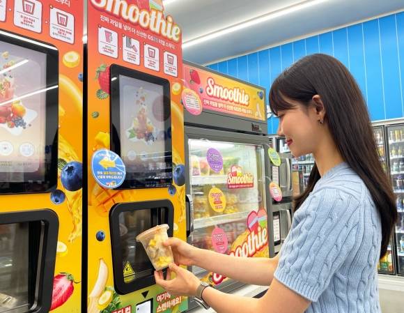 GS25에서 모델이 생과일 스무디 기기를 이용하고 있다