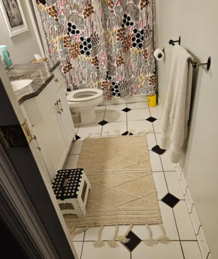 미국의 한 온라인 커뮤니티에 “48시간 동안 찾지 못한 지갑이 욕실 바닥에서 발견됐다”는 사연이 올라와 화제를 모으고 있다. 레딧 캡처