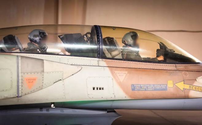 예멘 내 후티 반군 거점에 대한 공습에 나서는 이스라엘 공군 전투기의 조종사들. 출처=이스라엘군