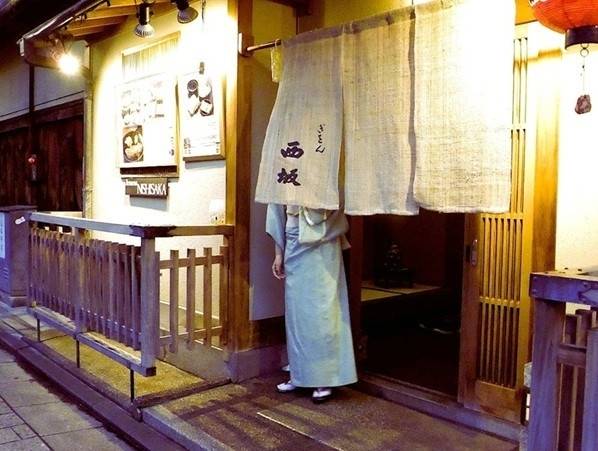 일본에서는 손님들이 가게를 나가면서 더러워진 손을 노렌(가게나 건물의 출입구에 쳐놓는 천)에 닦고 나가는 풍습이 있었다. 그래서 ‘노렌이 더러울수록 손님이 많은 가게’라는 이미지가 있다. 이러한 풍습 때문에 오늘날에도 더러워진 노렌을 세탁하지 않고 그대로 걸어두는 가게가 많다.