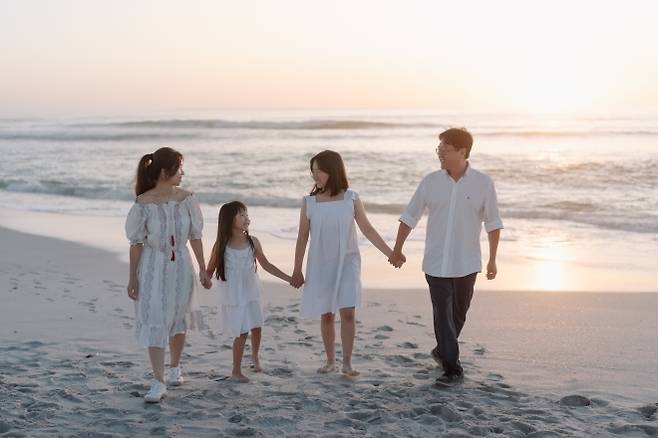 이권철씨의 가족이 남아프리카공화국 케이프타운 해변에서 함께한 사진. 4년 6개월의 주재원 생활에서 힘든 일도 많고 특히 큰딸(오른쪽 두 번째)을 잃을 뻔한 아찔한 일도 있었지만 결국은 가족 모두가 웃으면서 추억할 수 있는 행복한 장소가 됐다고 한다. 이권철씨 제공