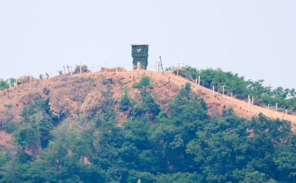 이재명 정부의 대북방송 중단 조치로 파주 접경지역에서 바라본 북한군 초소 일대는 고요하다. 연합뉴스