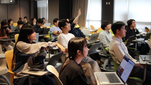 디케이테크인 임직원들이 ‘AI ON’ 세미나에 참가하여 교육을 듣고 있다. 사진 제공=디케이테크인