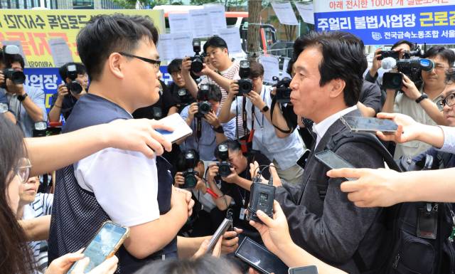 김영훈 고용노동부 장관 후보자가 지난달 24일 인사청문회 준비 사무실이 위치한 서울 중구 서울지방고용노동청으로 들어가다 민주노총 금속노조 주얼리분회 조합원들의 요청에 대화 하고 있다. 연합뉴스