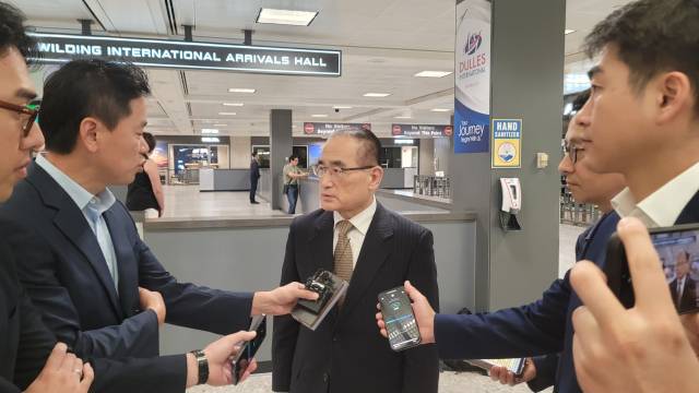 위성락 국가안보실장이 6일(현지 시간) 미국 워싱턴DC 인근 덜레스국제공항에서 특파원들을 만나 미국과의 협의 계획에 대해 설명하고 있다. 연합뉴스