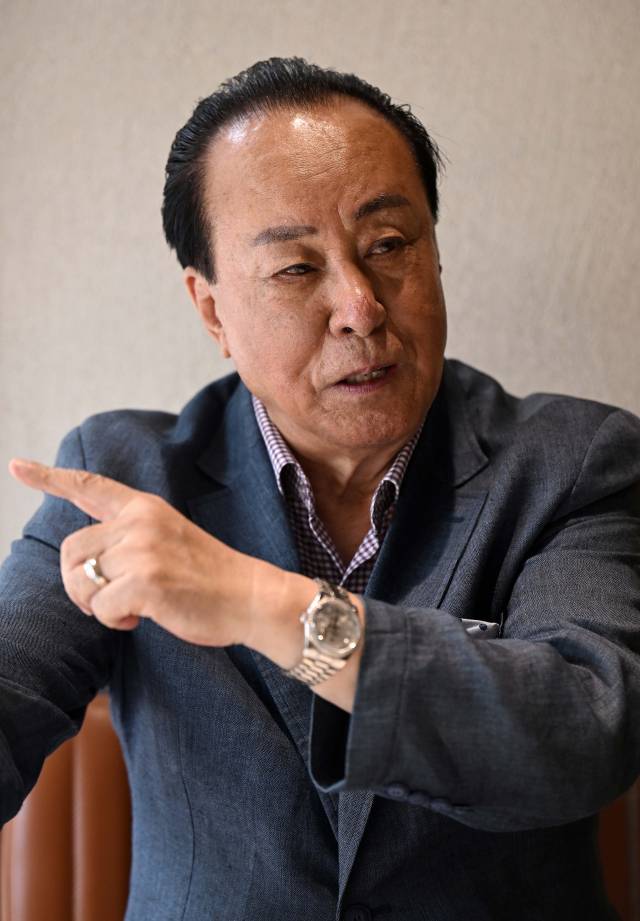 박세환 동춘서커스단장이 7일 서울 금천구 독산동 사무실에서 진행된 서울경제신문과의 인터뷰에서 서커스단의 역사를 설명하고 있다. 조태형 기자