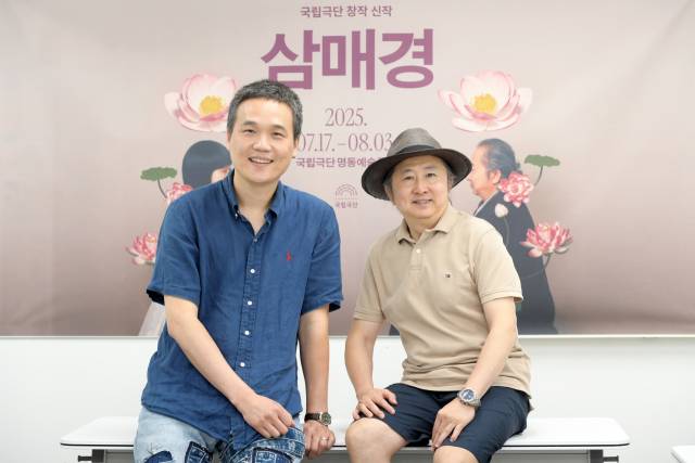 국립극단 연극 '삼매경'의 이철희(왼쪽) 연출과 지춘성 배우가 7일 인터뷰에서 기념 촬영을 하고 있다. 사진 제공=국립극단