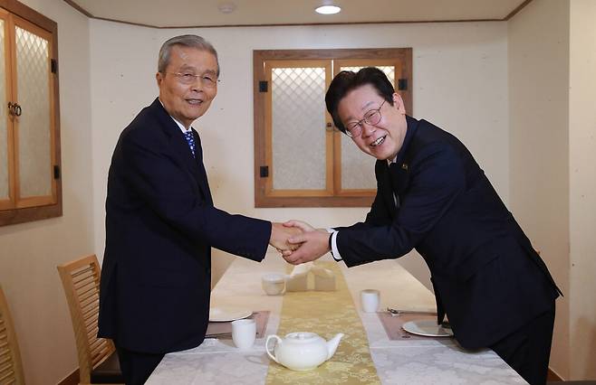 지난해 9월12일 이재명 대통령(당시 더불어민주당 대선후보·오른쪽)과 김종인 전 국민의힘 비상대책위원장이 회동하는 모습 ⓒ연합뉴스