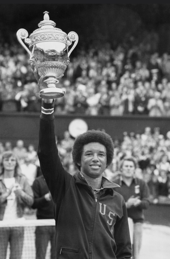 이서 애시가 1975년 윔블던 우승컵을 들어보이고 있다. 게티이미지