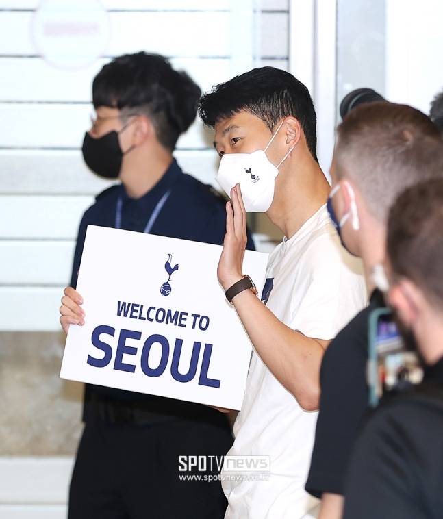 ▲&nbsp;손흥민은 국내에서 여름 휴식기를 보내는 동안 수많은 이적설에 직면했다. 토트넘과 계약만료를 1년 앞둔 상황이라 이적시장에서 그를 원하는 팀들의 러브콜을 받았다. ⓒ 곽혜미 기자