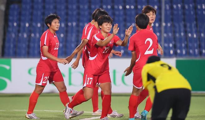 지난 5일 타지키스탄에서 열린 북한과 말레이시아의 2026 아시아축구연맹(AFC) 여자 아시안컵 예선 H조 최종전에서 북한 선수들이 득점에 성공한 뒤 기뻐하고 있다. /사진=AFC 제공