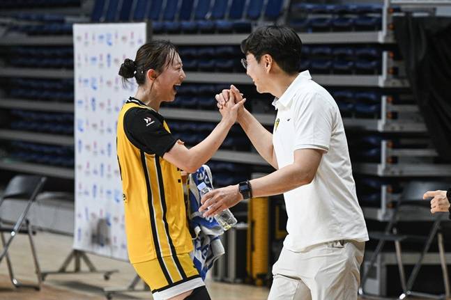 KB스타즈 이채은(왼쪽)이 경기 승리 후 김완수 감독과 하이파이브를 하고 있다. /사진=WKBL 제공