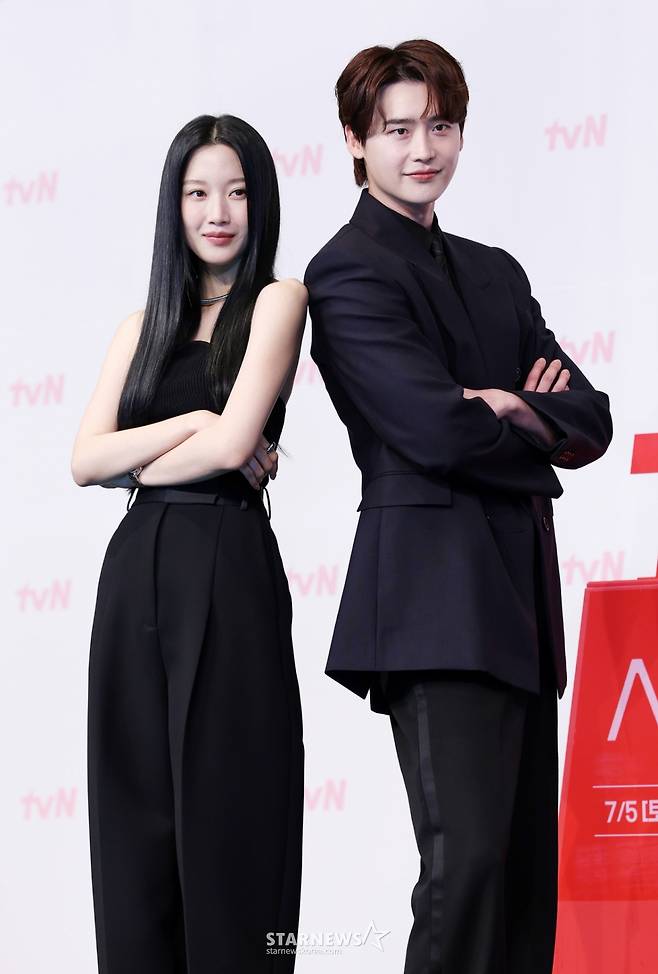 배우 문가영, 이종석이 1일 서울 영등포구 더링크서울 트리뷰트포트폴리오 호텔에서 열린 tvN 새 토일드라마 '서초동' 제작발표회에 참석해 포즈를 취하고 있다. /2025.07.01 /사진=김휘선 hwijpg@