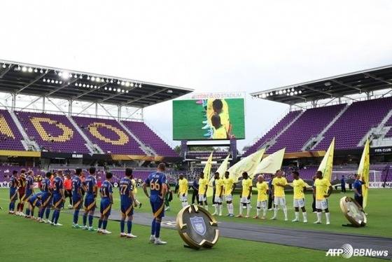 지난 6월 17일(현지시간) 미국 올랜도에서 열린 클럽 월드컵 HD 울산(왼쪽)-마멜로디 선다운스의 경기 직전, 관중석이 텅 비어 있는 모습. 이날 경기에는 이번 대회 최소인 3412명의 관중이 입장했다 /AFPBBNews=뉴스1.