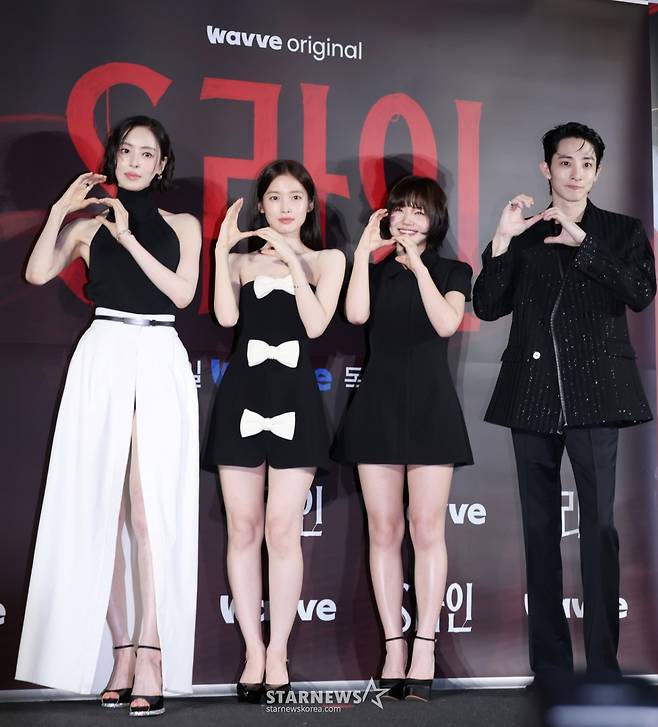 배우 이다희, 아린, 이은샘, 이수혁이 7일 오후 서울 CGV용산아이파크몰에서 진행된 웨이브 오리지널 시리즈 'S라인' 제작발표회에 참석해 포즈를 취하고 있다. /2025.07.07 /사진=이동훈 photoguy@