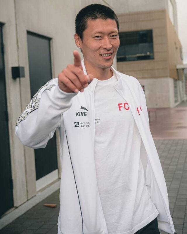 카메라를 향해 포즈를 취하는 조규성.  /사진=미트윌란 공식 SNS 갈무리