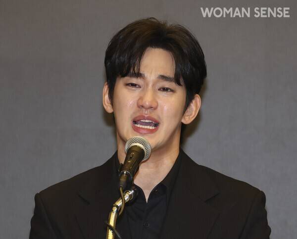 김수현은 지난 3월 고 김새론과의 미성년 교제 의혹에 해명하기 위해 기자회견을 열었다.&nbsp; 사진=박정훈 기자