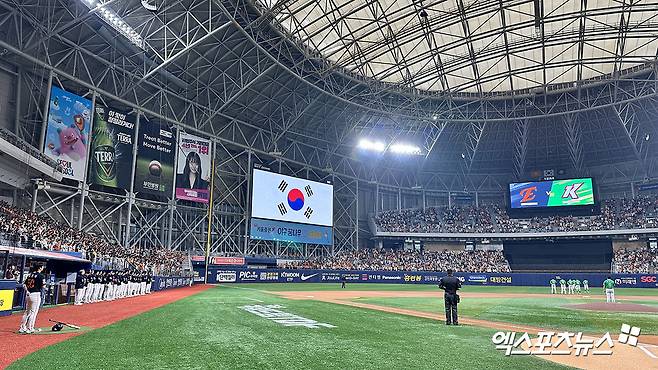 키움 히어로즈가 6일 서울 고척스카이돔에서 열린 2025 신한 SOL Bank KBO리그 한화 이글스와의 팀 간 10차전에서 1만 6000석 전 좌석 매진을 기록했다. 2008년 창단 이후 단일 시즌 최다인 19회 매진을 기록, 팀 역사를 새롭게 썼다. 사진 김한준 기자