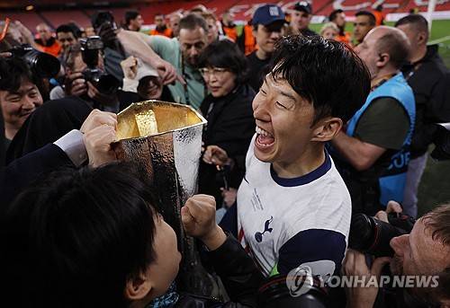 영국 매체 '더선'은 6일 손흥민이 새로운 도전에 준비가 되어있음에도 불구하고 미국 메이저리그사커(MLS)행을 거절할 거라고 보도했다.&nbsp;매체는 '미국 LAFC가 손흥민을 놓칠 것으로 보인다. LAFC는 릴로 이적한 전 아스널, 첼시 스트라이커 올리비에 지루의 빅네임 대체자로 손흥민을 노렸다. 하지만 지금 미국으로의 이적은 이 단계에서 일어나지 않을 것이며 LAFC는 1월이나 다음 12개월까지 기다려야 할 것'이라고 했다. 연합뉴스