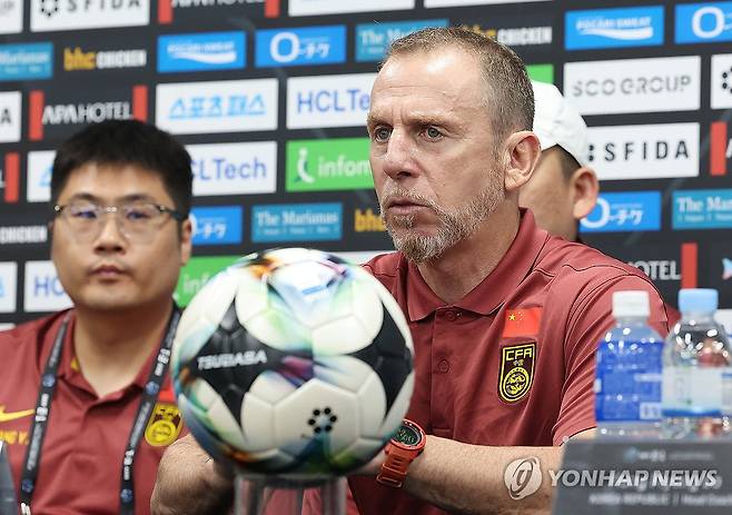 동아시안컵 우승에 도전하는 홍명보호가 첫 경기인 중국전 선발 명단을 공개했다. 홍명보 감독은 베테랑 공격수 주민규에게 공격을 맡긴다. 이번 대회를 통해 선수들에게 경험을 쌓을 기회를 줄 생각인 중국은 2006년생 공격수 왕위동을 선발로 꺼냈다.&nbsp;1990년생과 2006년생, 16살 차이 두 공격수의 맞대결에 관심이 쏠린다. 사진 연합뉴스