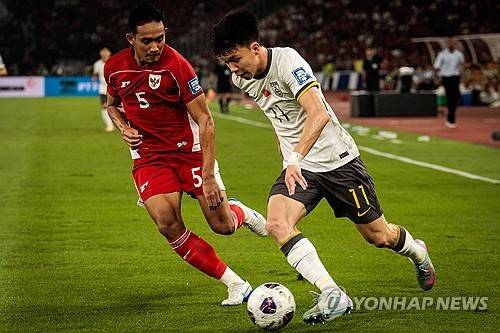 동아시안컵 우승에 도전하는 홍명보호가 첫 경기인 중국전 선발 명단을 공개했다. 홍명보 감독은 베테랑 공격수 주민규에게 공격을 맡긴다. 이번 대회를 통해 선수들에게 경험을 쌓을 기회를 줄 생각인 중국은 2006년생 공격수 왕위동을 선발로 꺼냈다.&nbsp;1990년생과 2006년생, 16살 차이 두 공격수의 맞대결에 관심이 쏠린다. 사진 연합뉴스