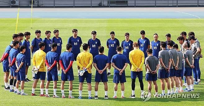 동아시안컵 우승에 도전하는 홍명보호가 첫 경기인 중국전 선발 명단을 공개했다. 홍명보 감독은 베테랑 공격수 주민규에게 공격을 맡긴다. 이번 대회를 통해 선수들에게 경험을 쌓을 기회를 줄 생각인 중국은 2006년생 공격수 왕위동을 선발로 꺼냈다.&nbsp;1990년생과 2006년생, 16살 차이 두 공격수의 맞대결에 관심이 쏠린다. 사진 연합뉴스