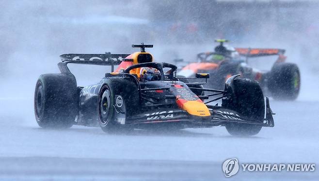 빗속에 질주하는 F1 머신들 [로이터=연합뉴스]