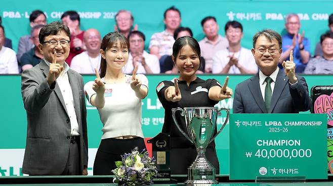 하나카드 챔피언십 우승 세리머니 손가락을 들어 보이는 장상진 PBA 부총재, 김보라, 스롱 피아비, 성영수 하나카드 대표이사(사진 왼쪽부터). [PBA 제공. 재판매 및 DB 금지]
