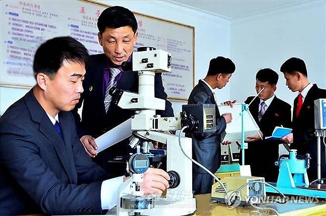 북한 국가과학원 종이공학연구소 연구사들 (평양 조선신보=연합뉴스) 재일본조선인총연합회 기관지 조선신보는 국가과학원 종이공학연구소가 종이 품질 개선에 힘쓰고 있다고 7일 보도했다. 2025.7.7 
    [국내에서만 사용가능. 재배포 금지. For Use Only in the Republic of Korea. No Redistribution] nkphoto@yna.co.kr