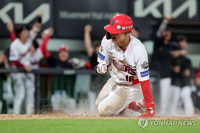 최원준 동점 득점 올리고 환호 (광주=연합뉴스) 조남수 기자 = 8일 광주 기아챔피언스필드에서 열린 프로야구 한화 이글스와 KIA 타이거즈의 경기. KIA 8회말 1사 1루 한준수의 안타 때 1루 주자 최원준이 한화 중견수의 실책을 틈타 홈까지 파고들어 득점하고 있다. 2025.6.8 iso64@yna.co.kr