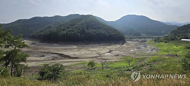 황톳빛 맨바닥 드러난 오봉저수지 (강릉=연합뉴스) 유형재 기자 = 장마철이지만 강원 동해안에는 마른장마로 가뭄이 지속돼 피해가 우려되는 가운데 7일 강릉시민 식수원인 오봉저수지 상류가 바닥을 드러내고 있다.
    오봉저수지 저수율은 현재 33.3%로 가뭄이 극심했던 작년의 52.2%, 평년의 65%보다도 매우 낮은 수준이다. 2025.7.7 yoo21@yna.co.kr