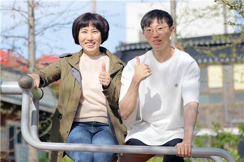 '턱걸이 챔피언' 김동호 씨와 어머니 [서울아산병원 제공]