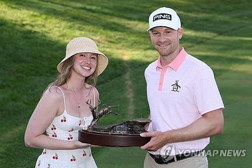 여자 친구와 함께 트로피를 든 캠벨. [AFP/게티이미지=연합뉴스]