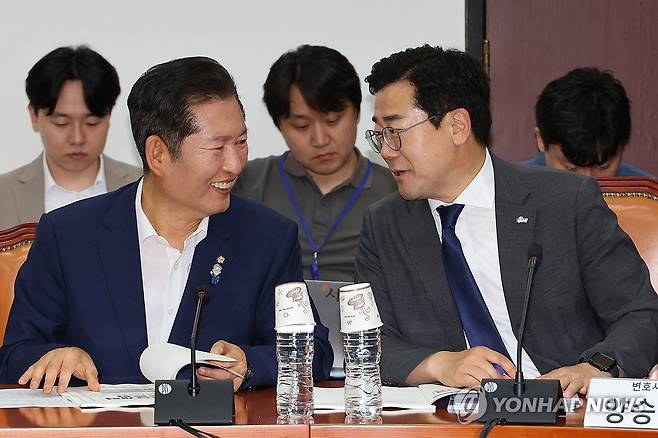 검찰개혁토론회에서 만난 당대표 후보 (서울=연합뉴스) 김주성 기자 = 더불어민주당 당대표 후보인 정청래·박찬대 의원이 2일 서울 여의도 국회에서 열린 검찰개혁토론회에 나란히 참석해 대화하고 있다. 2025.7.2 utzza@yna.co.kr