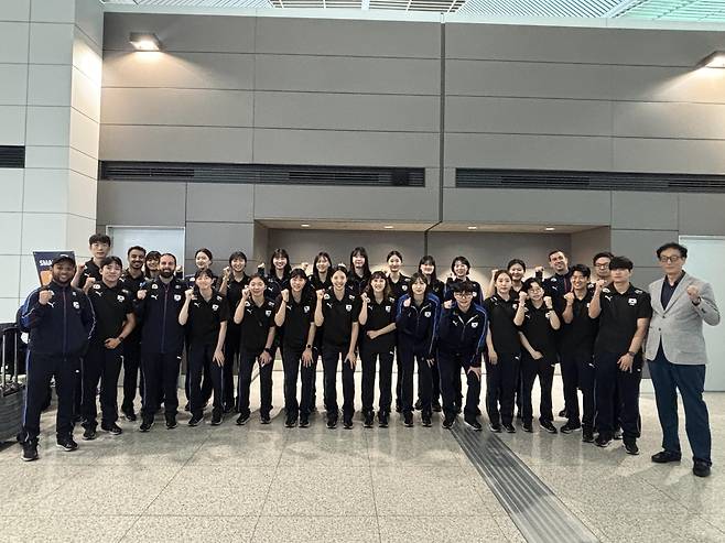 여자배구대표팀 여자배구대표팀이 7일 인천국제공항에서 파이팅을 외치고 있다. 대표팀은 9일부터 일본 지바현에서 2025 국제배구연맹(FIVB) 발리볼네이션스리그(VNL) 3주 차 경기를 펼친다. [대한배구협회 제공. 재배포 및 DB 금지]