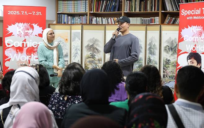 이집트 'K-코믹스 월드' 행사 모습 (서울=연합뉴스) 웹툰 '지옥'의 최규석 작가가 2일 주이집트 한국문화원에서 열린 'K-코믹스 월드' 행사에서 현지 팬들과 이야기를 나누고 있다. 2025.0701 [한국콘텐츠진흥원 제공. 재판매 및 DB 금지]