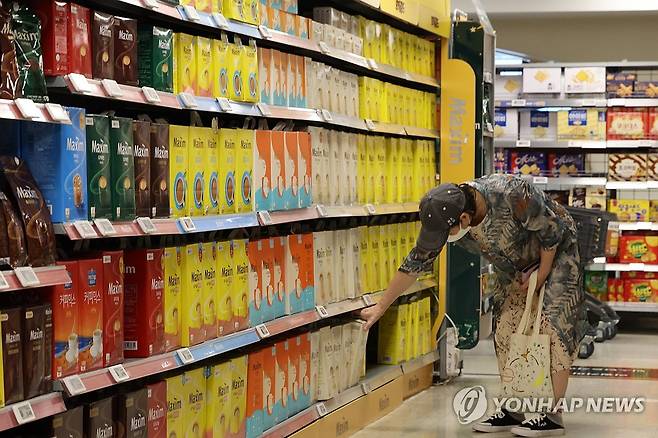 식품·유통업체, 가공식품 할인 행사 (서울=연합뉴스) 이진욱 기자 = 정부와 식품·유통업계가 먹거리 물가 부담을 낮추기 위해 대규모 할인행사를 진행하기로 했다. 소비자들이 많이 찾는 라면과 빵, 커피 등을 대형마트와 편의점에서 최대 50% 저렴하게 판매한다. 농림축산식품부는 식품·유통업계 간담회를 열어 물가안정을 위한 여름 휴가철 가공식품 할인행사를 개최하기로 했다고 밝혔다. 사진은 7일 서울 한 대형마트 커피 판매대 모습. 2025.7.7 cityboy@yna.co.kr