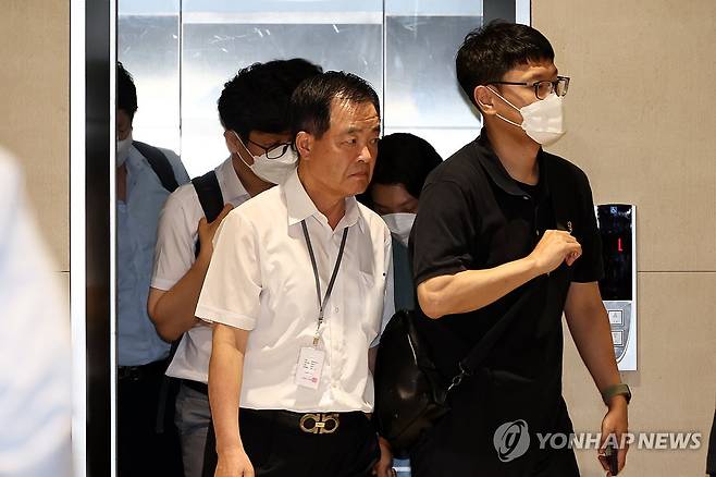 삼부토건 압수수색 중 이동하는 특검팀 (서울=연합뉴스) 서대연 기자 = 윤석열 전 대통령 배우자 김건희 여사를 둘러싼 각종 의혹을 수사하는 민중기 특별검사팀이 3일 서울 종로구 삼부토건이 입주한 빌딩에서 압수수색 중 이동하고 있다. 2025.7.3 [공동취재] dwise@yna.co.kr