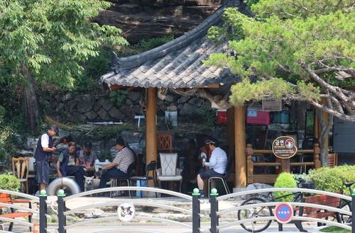 정자 아래 시민들 [촬영 황수빈]