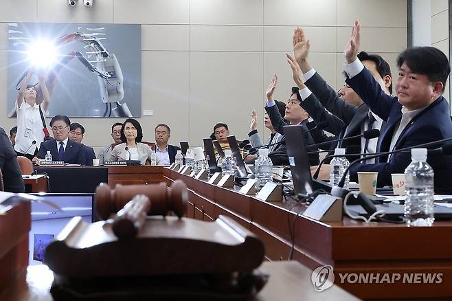 '방송3법' 여당 주도로 과방위 통과 (서울=연합뉴스) 김주성 기자 =  7일 국회 과학기술정보방송통신위원회 전체회의에서 여당 위원들이 공영방송 지배구조 개편을 골자로 하는 이른바 '방송3법'에 대해 찬성 표결하고 있다. 2025.7.7 utzza@yna.co.kr
