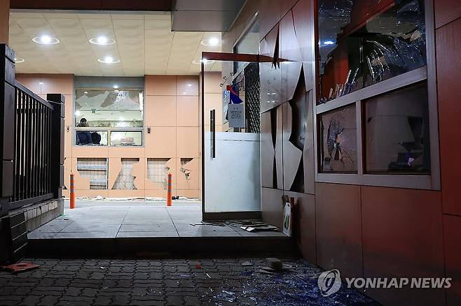 윤 대통령 지지자에게 습격당한 서부지법 (서울=연합뉴스) 신현우 기자 = 윤석열 대통령이 내란 우두머리 혐의로 구속되자 지지자들이 서울 마포구 서울서부지방법원을 습격한 19일 오전 서부지법 창과 외벽 등이 파손돼 있다. 2025.1.19 nowwego@yna.co.kr