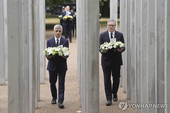 헌화하는 스타머 총리(오른쪽)와 칸 런던시장 [AP/PA 연합뉴스]