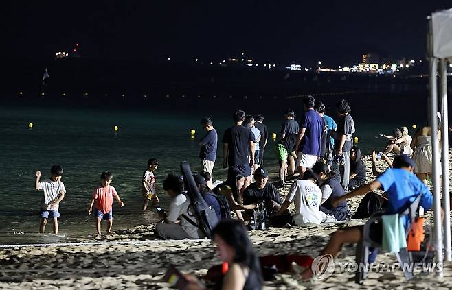 잠 못 드는 밤 경포해변으로 (강릉=연합뉴스) 유형재 기자 = 강원 강릉지역에 지난 6월 29일부터 7일째 열대야가 지속되는 가운데 지난 5일 밤 무더위에 잠을 못 이룬 피서객과 시민들이 경포해변에 나와 무더위를 식히고 있다.
    이날 밤 강릉의 최저기온은 29.5도를 기록했다. 2025.7.6 yoo21@yna.co.kr