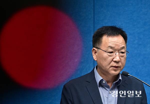 김성훈 인천환경공단 이사장이 8일 오후 인천시청 브리핑룸에서 계양구 차집관로 GIS(지리정보시스템) 구축용역 맨홀사고와 관련해 기자브리핑을 하고 있다. 2025.7.8 /조재현기자 jhc@kyeongin.com